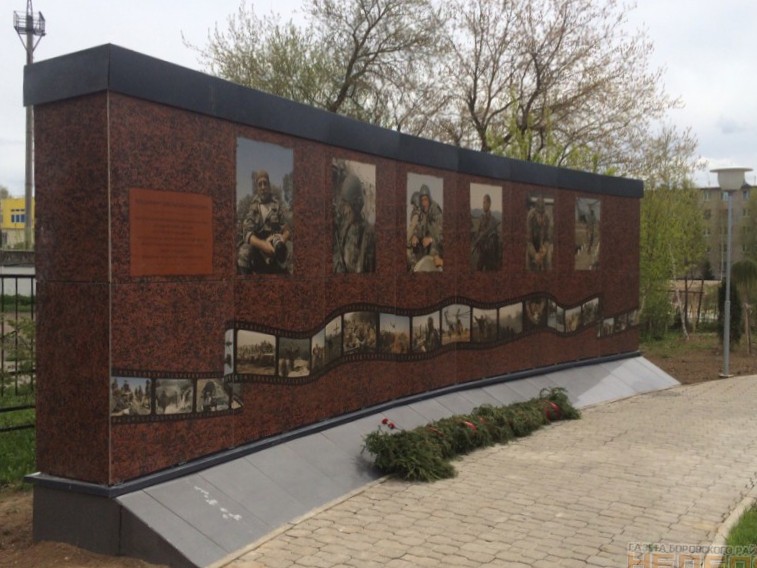 Стена памяти Владимира Сварцевича, г. Балабаново. Использованы навесные вентилируемые фасады Ронсон-400