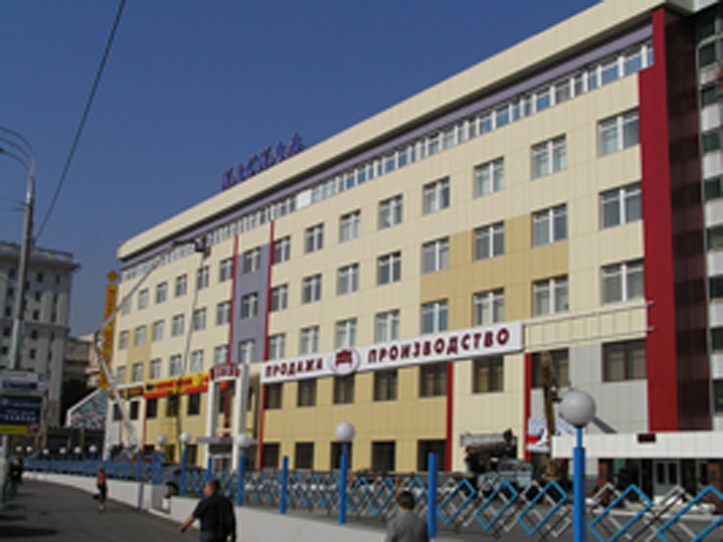 Торгово–офисное здание, г. Москва.Использованы навесные вентилируемые фасады Ронсон-200