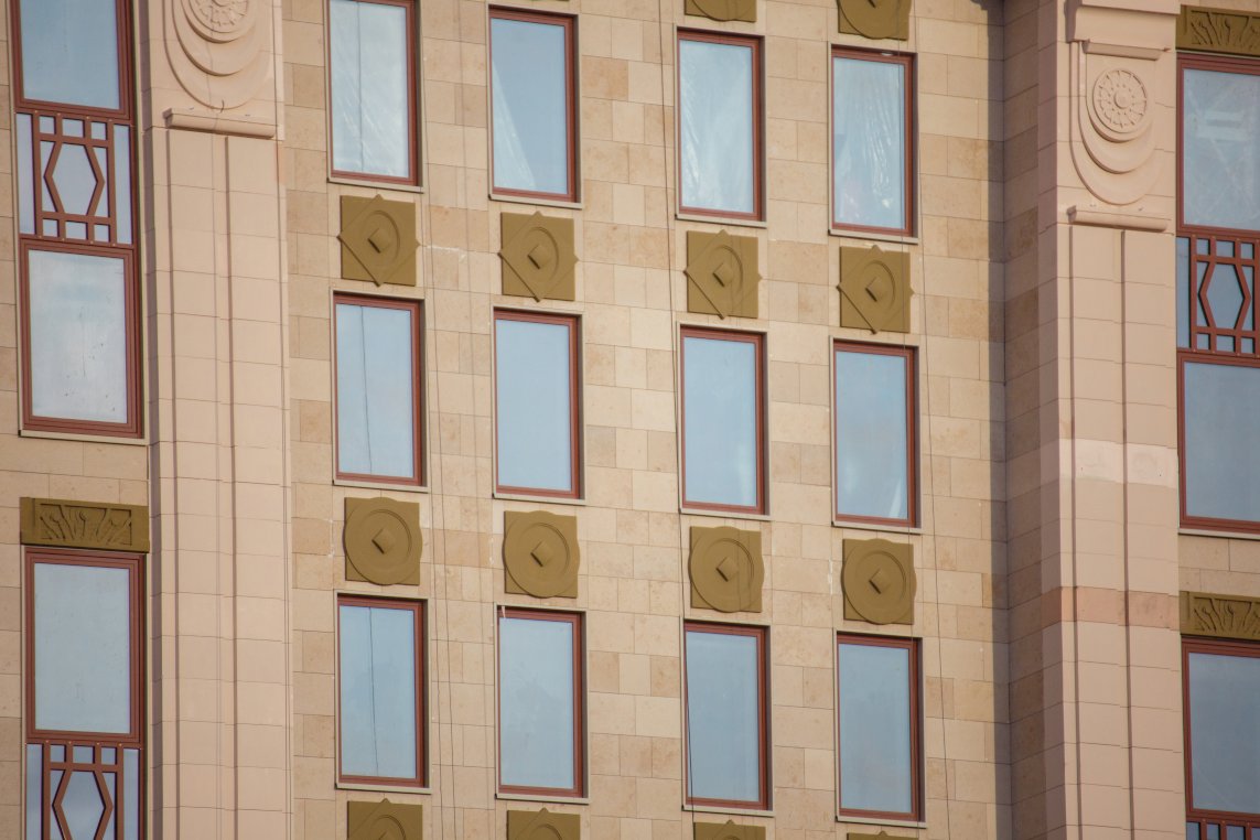 МФК «Краснопрудный», г. Москва. Использованы навесные вентилируемые фасады Ронсон-100