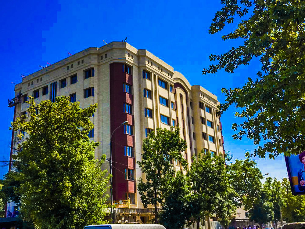 Жилой дом, г. Шымкент, Республика Казахстан. Использованы навесные вентилируемые фасады Ронсон-400