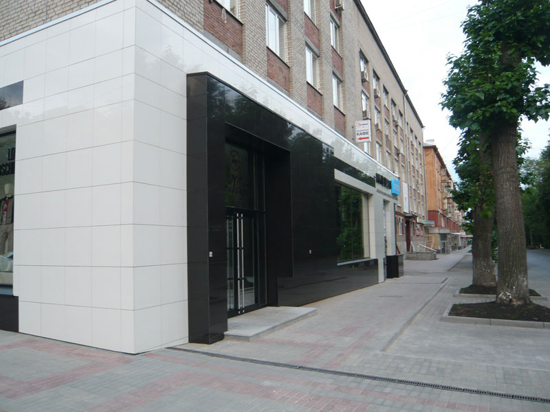 Магазин Мультибренд, г. Екатеринбург. Использованы навесные вентилируемые фасады Ронсон-400