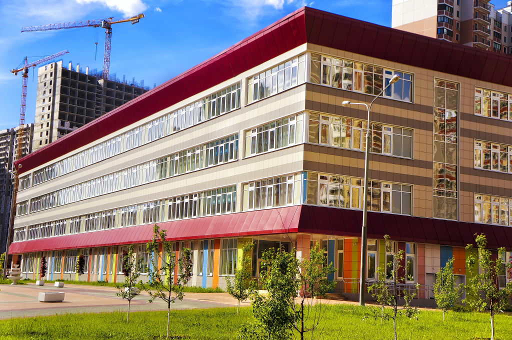 Общеобразовательная школа Мортонград «Путилково», Московская область. Использованы навесные вентилируемые фасады Ронсон-300 (крепление в межэтажные перекрытия)