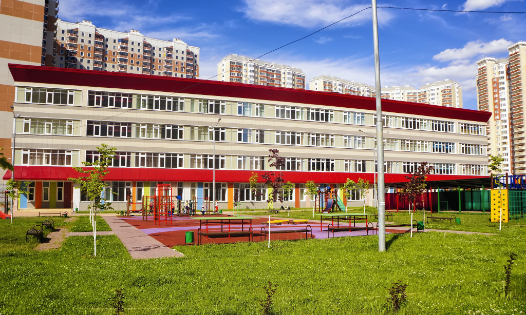 Общеобразовательная школа Мортонград «Путилково», Московская область. Использованы навесные вентилируемые фасады Ронсон-300 (крепление в межэтажные перекрытия)