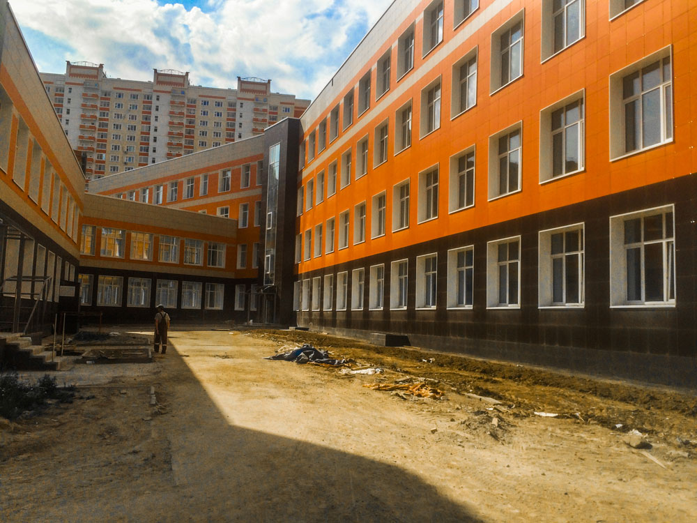 Школа в Бутово Парк 2 Б, Московская область. Использованы навесные вентилируемые фасады Ронсон-300