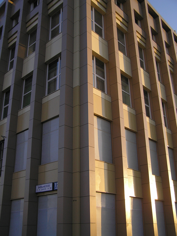 Торгово-офисное здание, г. Москва.Использованы навесные вентилируемые фасады Ронсон-200