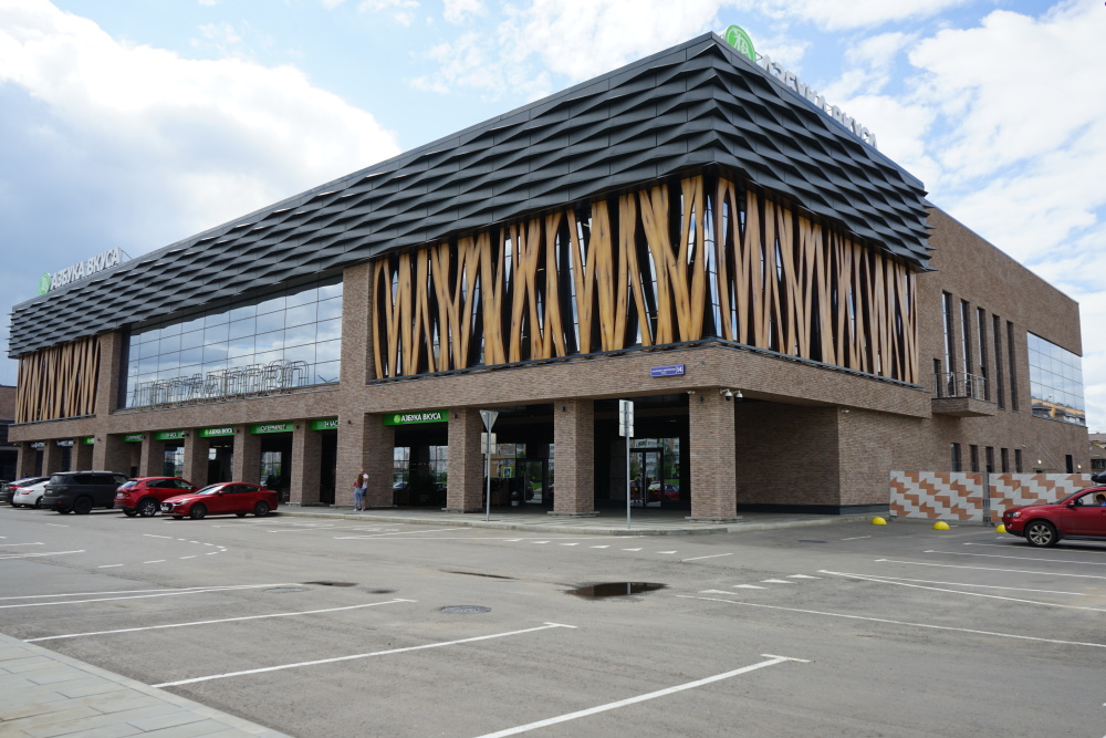 Торговый центр «Потапово», г. Москва.Использованы навесные вентилируемые фасады Ронсон-500