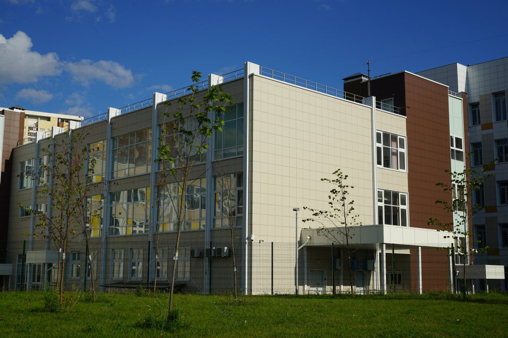 Школа №1329, г. Москва. Использованы навесные вентилируемые фасады Ронсон-300